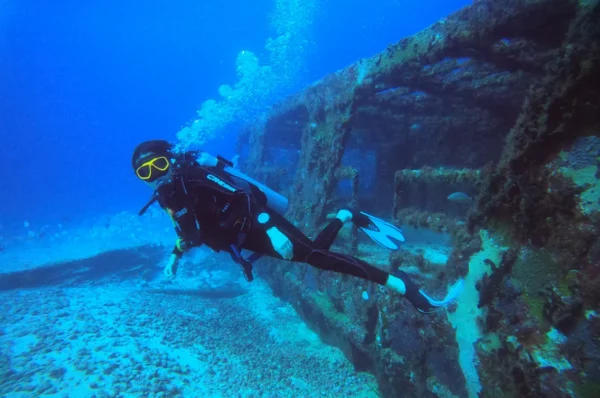 girl that scuba in Cancun shipwreck