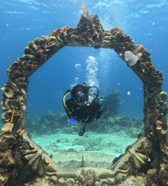Scuba Diving in Cancun 8 scuba diver in musa cancun